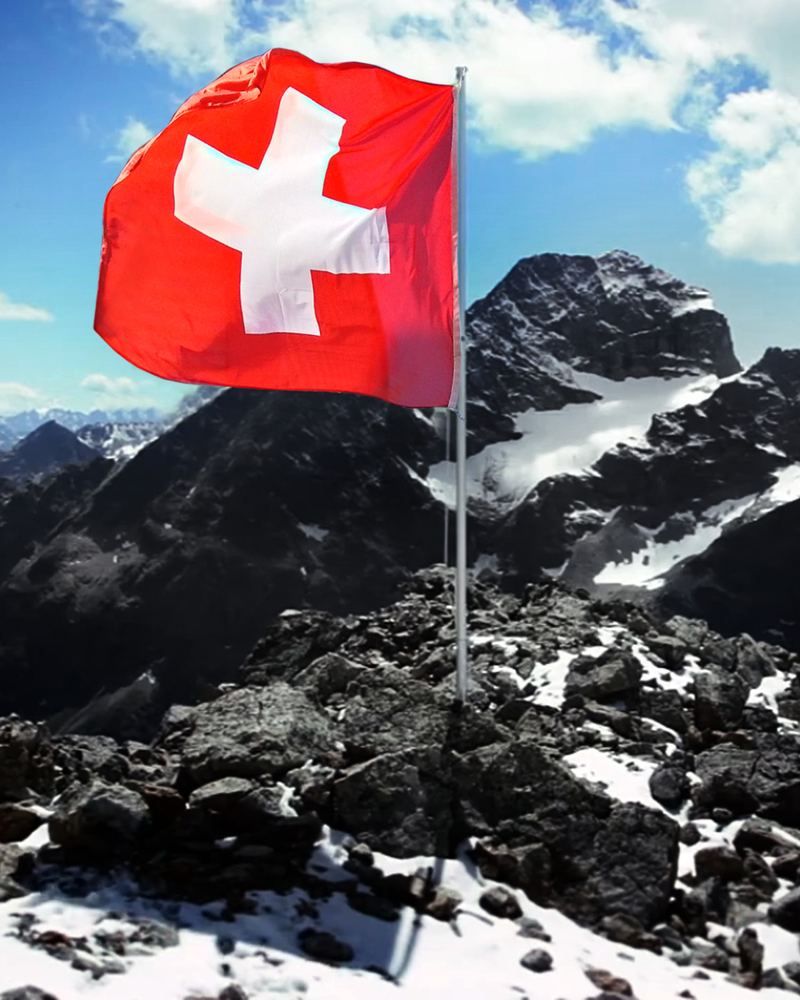 Deluxe Fahnenmast mit Schweizerfahne auf einem Berggipfel