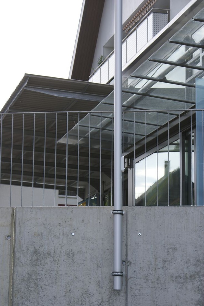 Türchen Auslegermast vor einem Geschäftsgebäude